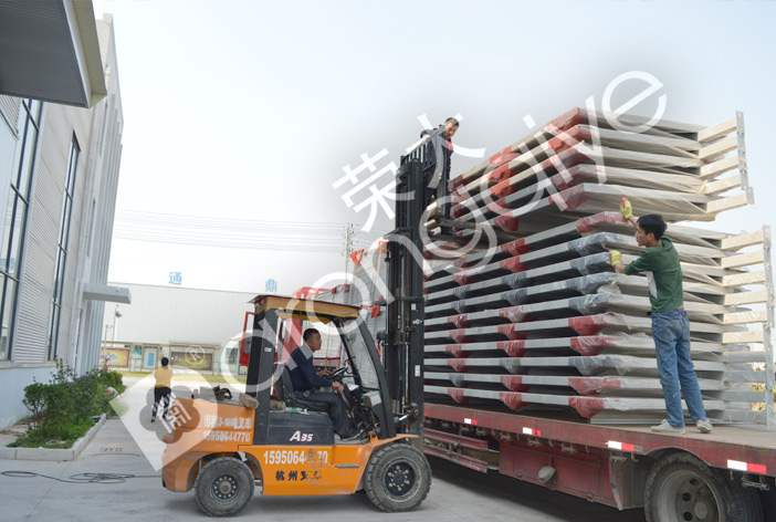 山東東營(yíng)候車亭正在裝車